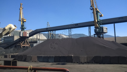 货物工业港口起重机炭疽石的装载煤炭运输堆积石装载图片