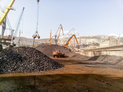 俄罗斯Novorossiysk2017年8月日货物工业港口起重机炭疽石的装载煤炭运输堆积货物工业港口炭石的装载煤堆积图片