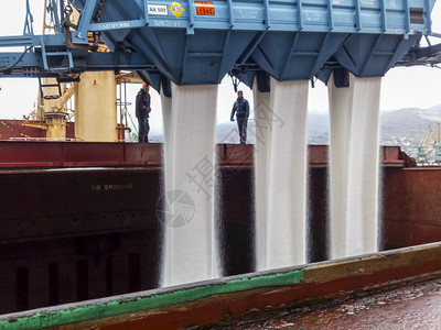 NovorossiyskRussia2017年8月日汽油从车上溢到轮的舱内船上装满矿物肥料图片