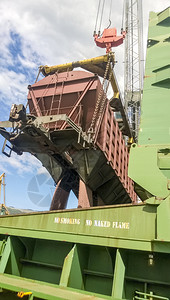 NovorossiyskRussia2016年8月日从汽车到油轮船舱的谷物降水量船舱货的谷物填充汽车到油轮船舱的谷物降水量船舱货图片