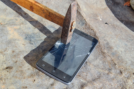 锤子和智能手机的屏幕破碎锤子手机破坏碎公顷图片
