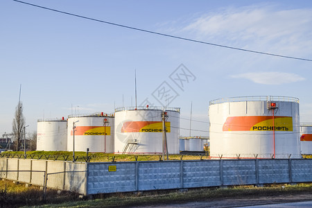 2017年月0日罗斯涅夫特石油库的燃料储藏日落时的垂直钢罗斯涅夫特油库的燃料储藏日落时的图片