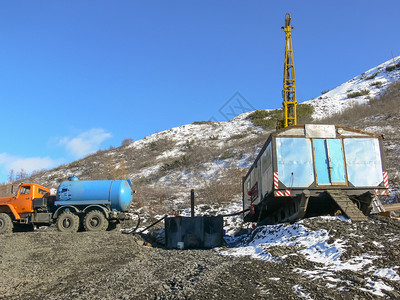 蒂拉丘地代替金矿勘探的设备配有钻井和采石塔的车队配有技术水的车辆背景