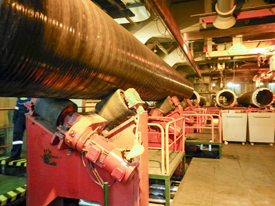 在convair线上的管道下方滚动堆放准备和组装水下天然气管道以容纳车间铺管船在convair线上的管道下方滚动堆放准备和组装水图片
