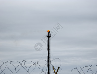 油田上的火炬系统燃烧通过火炬头燃烧在油田上的火炬系统图片
