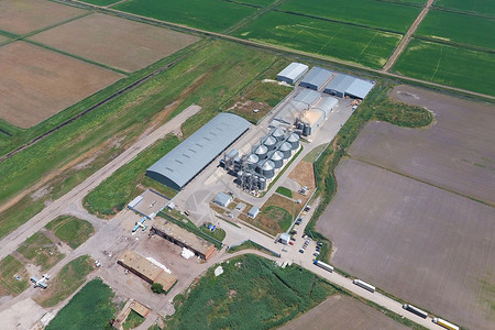 谷物的干燥和储存厂田地中部的稻米厂顶层视图图片