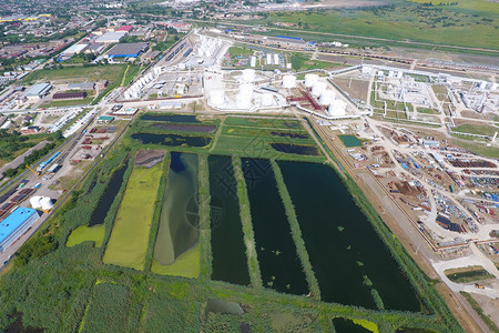 SlavyanskonKuban的污水处理厂一个小城市污水处理用河岸上的亮线Kuban的污水处理厂图片