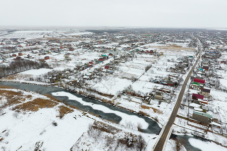 俄罗斯小镇从鸟的眼看冬天从鸟的眼看冬天村庄街道上满是雪从鸟的眼看冬天村庄街道上满是雪背景