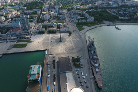 Novorossiysk码头和的顶端视图港口城市的景观图片