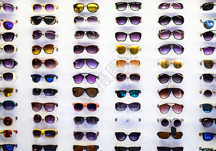 商店窗户上的太阳镜有很多选择出售的太阳镜图片