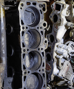 四气瓶发动机的块拆卸供修理的机动车辆发油部件维修中的汽车发动机油部件维修中的汽车发动机图片