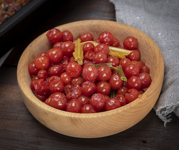 木碗里的咸菜红樱桃西番茄关门图片