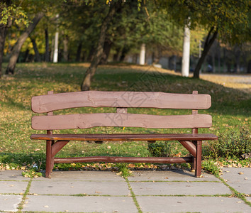下午在乌克兰Kherson市公园的棕色木板凳图片