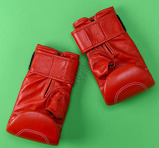 绿色背景的一对运动式皮革拳击手套图片