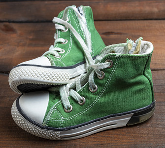 旧的穿绿色纺织运动鞋背景图片