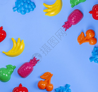 蓝色背景的多塑料玩具水果复制空间图片