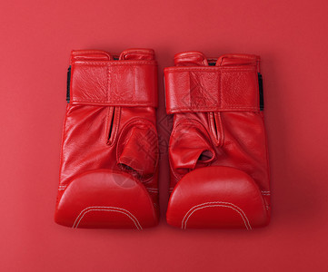 红色背景的新运动拳击手套顶视图片