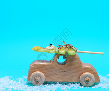 蓝色背景的木制儿童汽车复空间图片