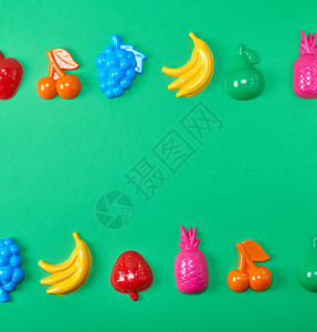 水果玩具多色塑料玩具水果绿色背景复制空间背景