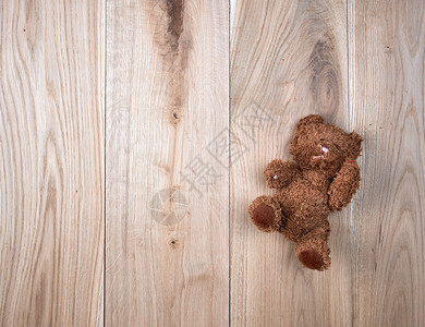 小泰迪熊在橡木板背景上复制空间图片