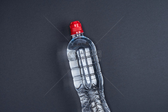 透明塑料瓶黑色底有淡水复制空间图片