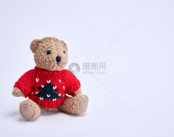 小泰迪熊穿着红色毛衣白背景复制空间图片