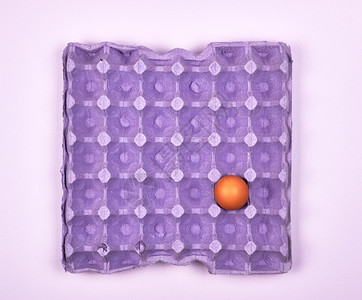 带细胞的生鸡蛋紫色保护托盘顶视图背景图片