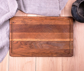空的旧木制厨房剪板和一张桌子上的灰色毛巾从上到下看图片