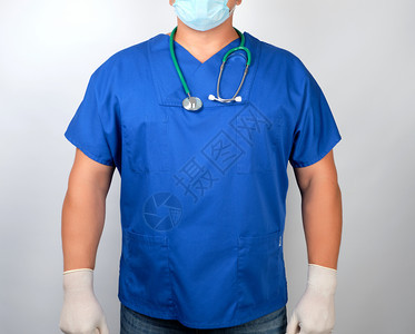 穿蓝色制服和乳胶手套的医生挂在脖子上的听诊器白色背景图片
