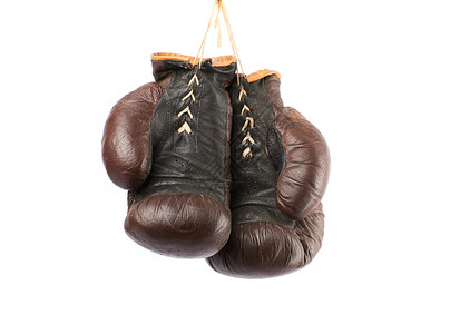 一对古老的棕色皮拳击手套挂在绳子上物体被孤立高清图片