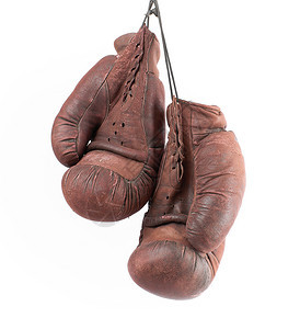 一对古老的棕色皮拳击手套挂在黑色绳子上物体被孤立图片