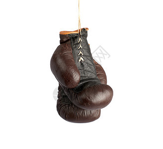 一对古老的棕色皮拳击手套挂在绳子上物体被孤立图片