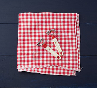 红色和白纺织品餐巾纸上图片