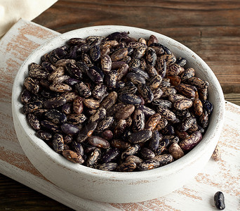 生红大理石豆放在木制桌上的盘子农业收成植物健康的天然食品图片