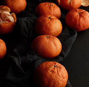 黑桌上的橘子成熟曼达林和多汁的水果蔬菜健康食品关闭图片