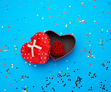 红纸箱打开以蓝背景的心脏形状红纸箱彩色闪亮的蛋白生日节情人的喜庆背景图片