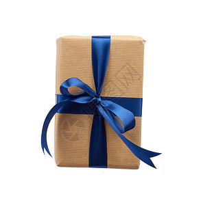 框中用棕色克拉夫纸包着绑上蓝色丝带礼物在白色背景上孤立设计师用元素图片