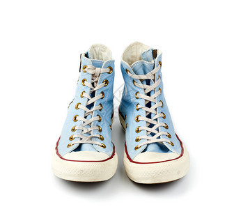 白色背景前视和白色背景上带蕾丝和拉链的一对浅蓝色穿戴纺织品运动鞋图片
