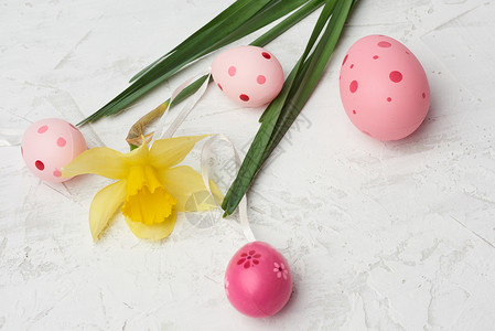 黄花水仙和粉色鸡蛋图片