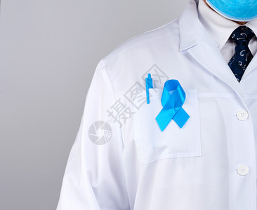 一个蓝色丝带以连接白色医生长袍的环状带形式象征着前列腺癌的抗争和治疗图片