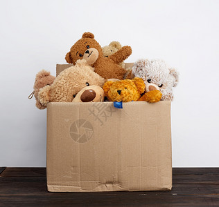 装满软玩具慈善概念和向贫困儿童提供援助的棕色纸板箱背景图片
