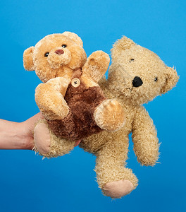 一只小棕色玩具泰迪熊紧闭图片