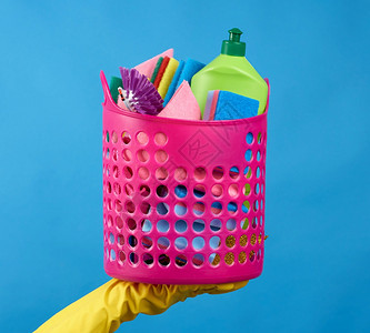 将粉色篮子手持用蓝的绿塑料瓶装洗海绵橡胶保护手套刷子和清洁剂图片