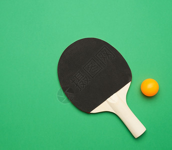 黑木棒和塑料橙子桌网球顶视乒乓游戏图片