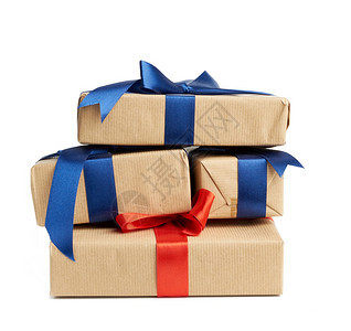 包装成的箱用棕色克拉夫纸捆绑带丝白背景的节日礼物图片