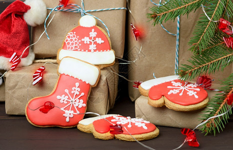 烤圣诞姜饼干在棕色桌子上点着节日灯图片