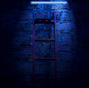 夜幕神秘场景在砖墙背的夜幕下在砖墙背景上竖起金属楼梯和发亮蓝灯背景图片