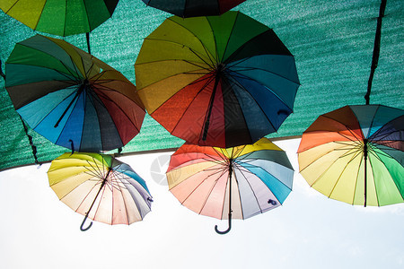 挂多彩的雨伞城市街道装饰在天空下图片