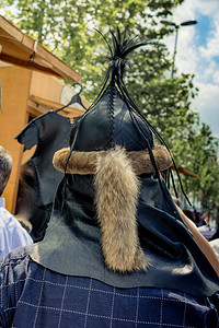 土耳其男子和骑马人族裔服装实例背景图片