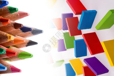 彩色铅笔各种颜和多彩米诺笔图片